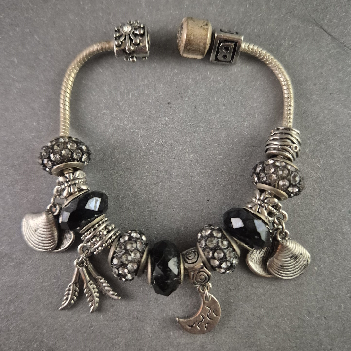 Elegantes Charm-Armband in Silber & Schwarz – Funkelnde Akzente mit Anhängern