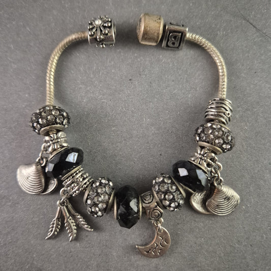 Elegantes Charm-Armband in Silber & Schwarz – Funkelnde Akzente mit Anhängern