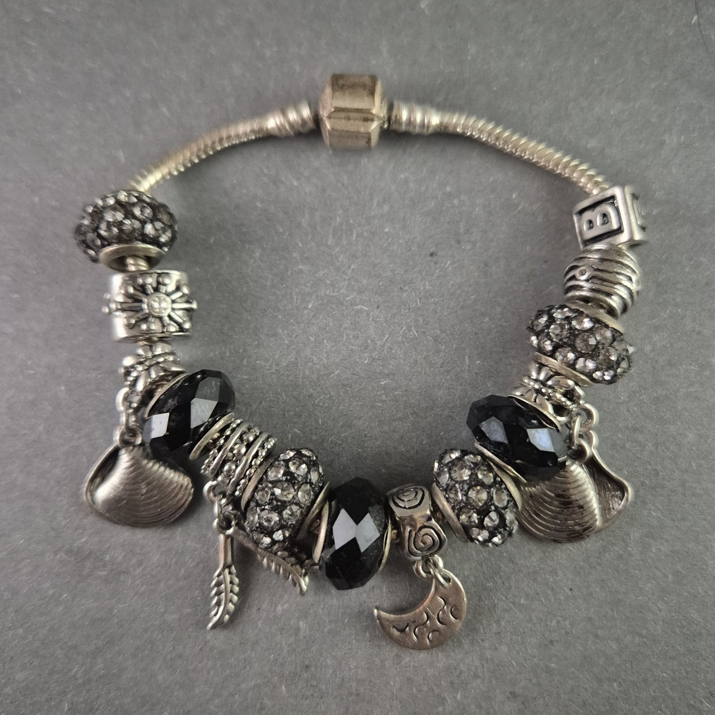 Elegantes Charm-Armband in Silber & Schwarz – Funkelnde Akzente mit Anhängern