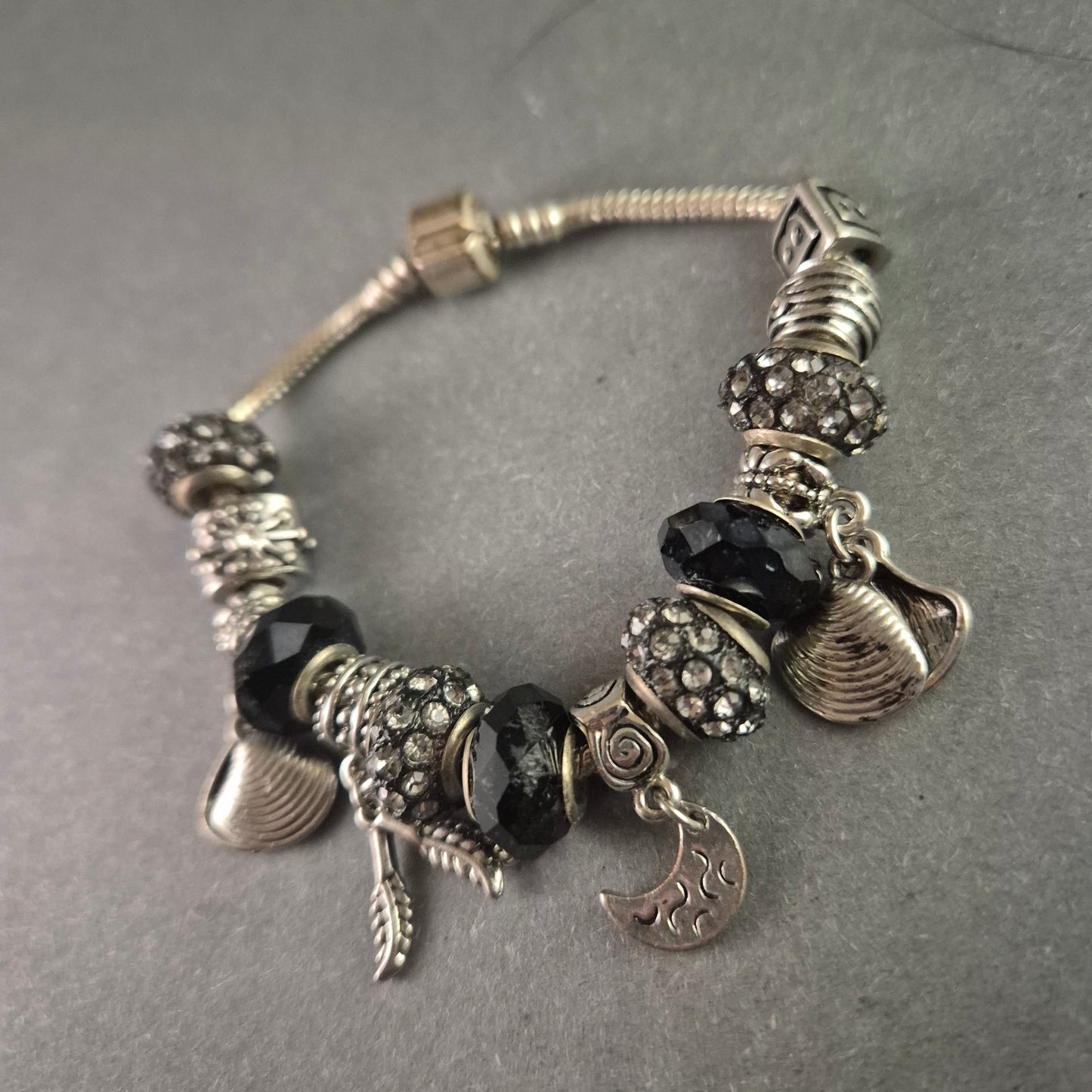 Elegantes Charm-Armband in Silber & Schwarz – Funkelnde Akzente mit Anhängern