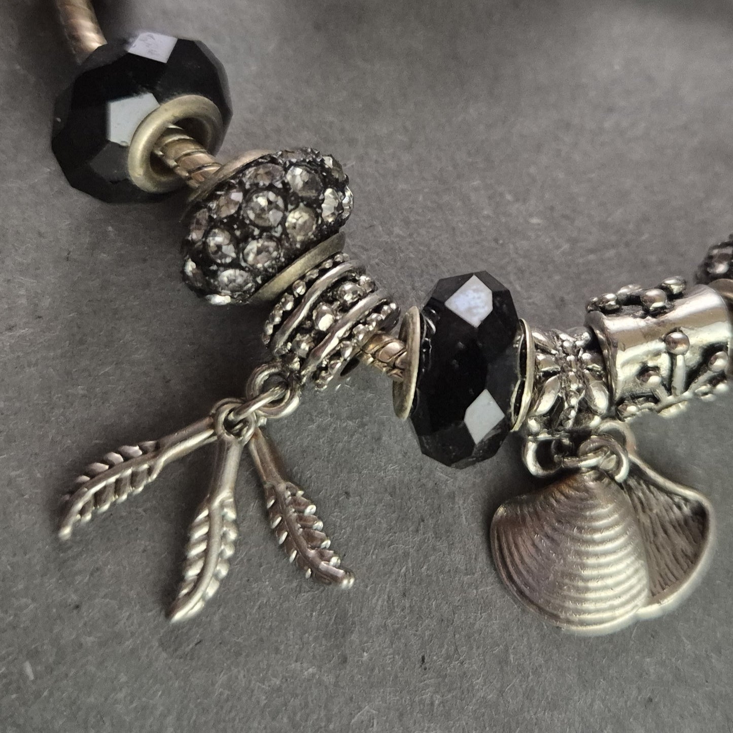 Elegantes Charm-Armband in Silber & Schwarz – Funkelnde Akzente mit Anhängern