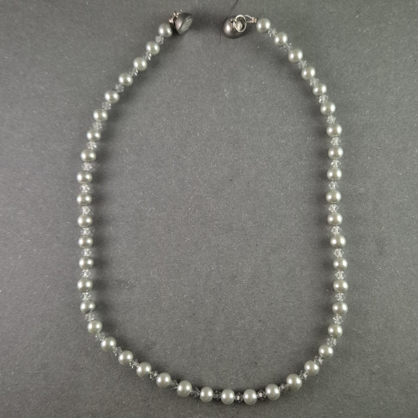 Elegante Vintage-Perlenkette mit Kristallen – Klassische Schönheit