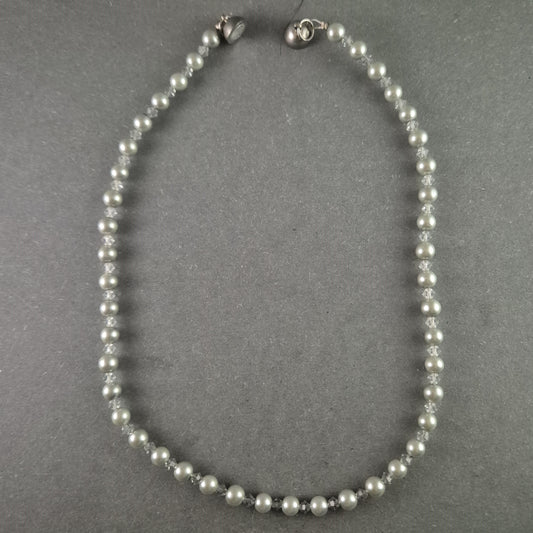 Elegante Vintage-Perlenkette mit Kristallen – Klassische Schönheit