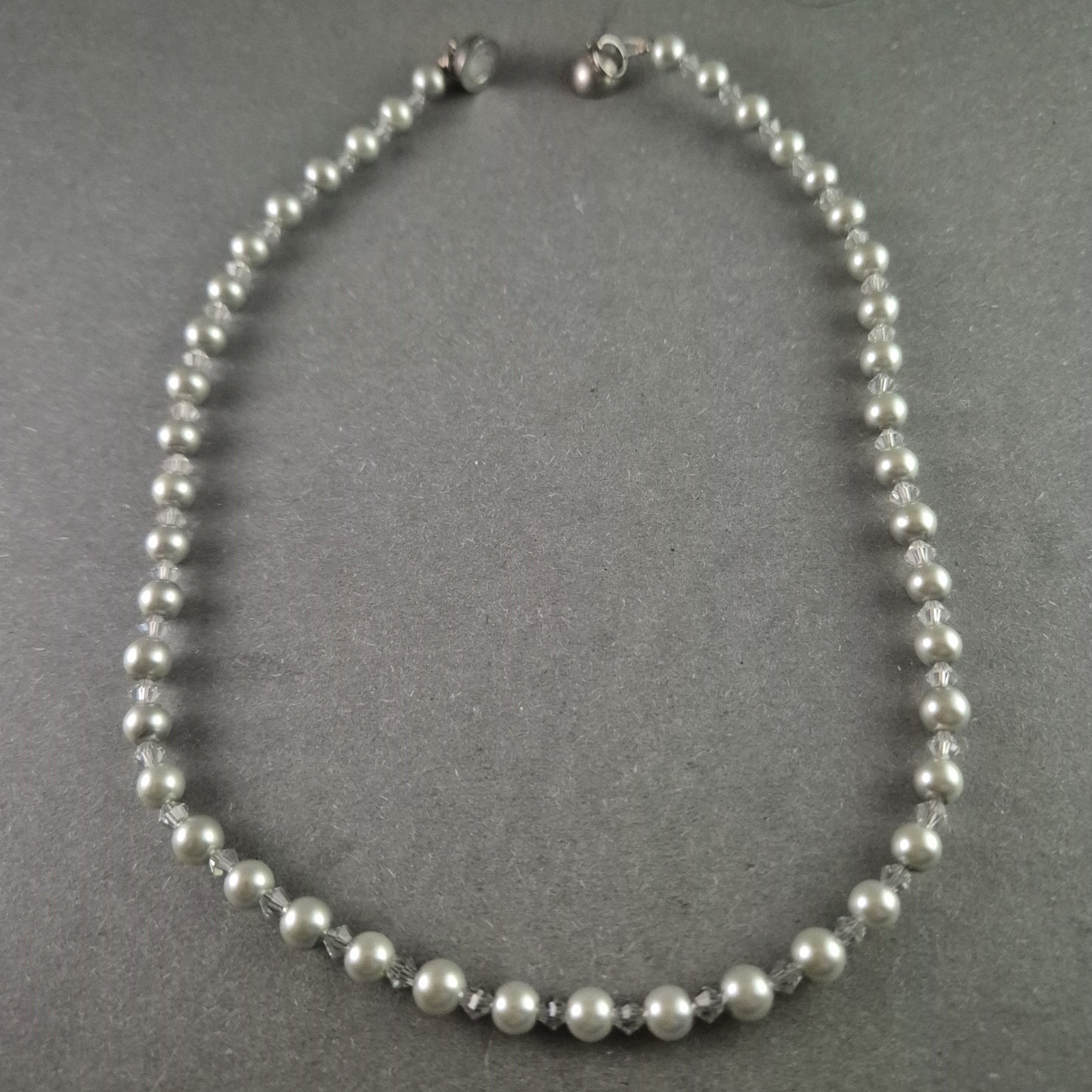 Elegante Vintage-Perlenkette mit Kristallen – Klassische Schönheit