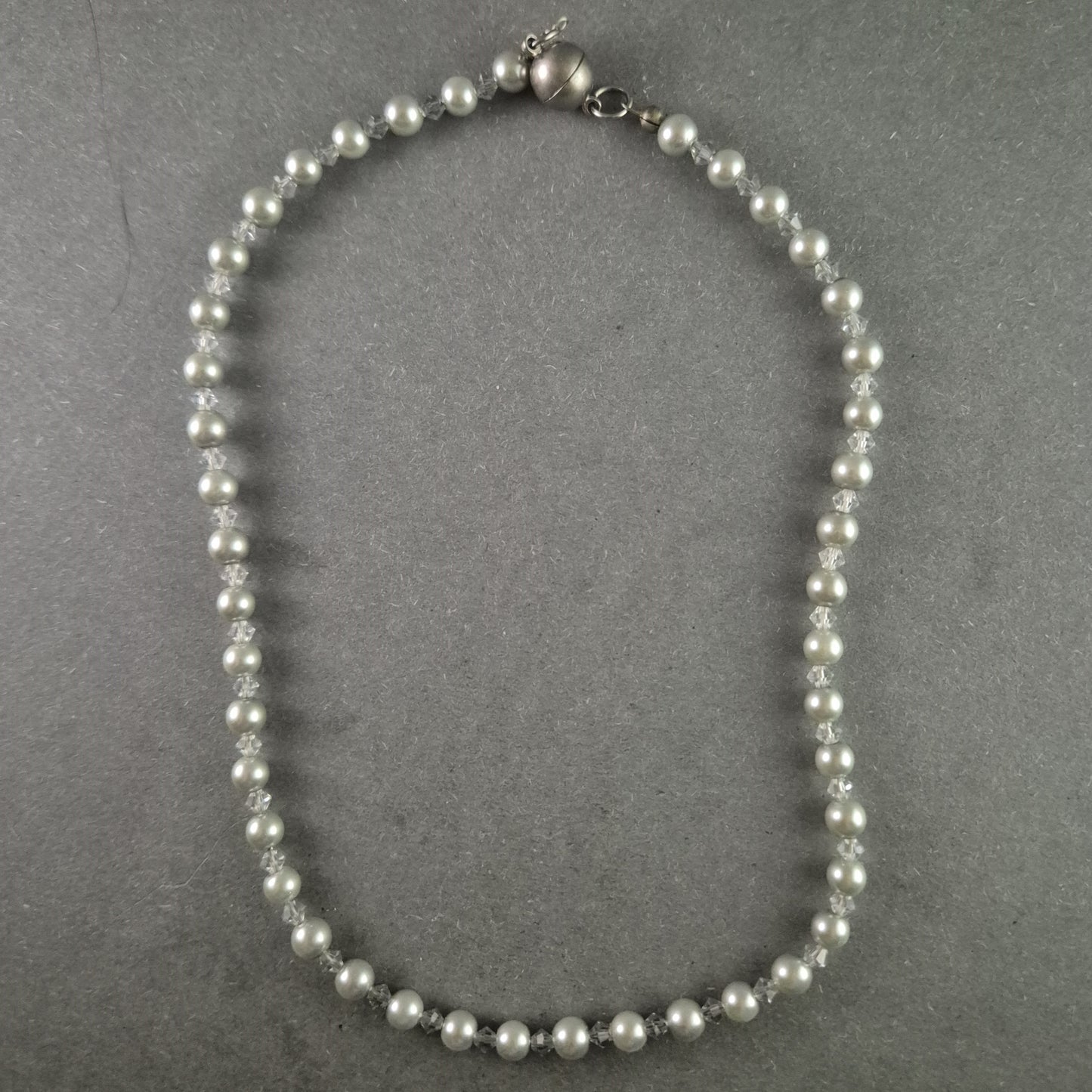 Elegante Vintage-Perlenkette mit Kristallen – Klassische Schönheit