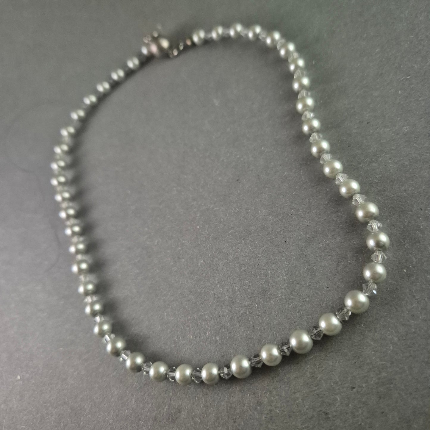 Elegante Vintage-Perlenkette mit Kristallen – Klassische Schönheit