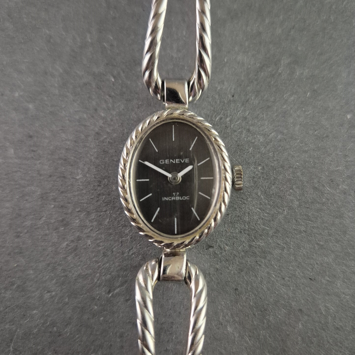 Elegante Geneva Damenarmbanduhr – Klassisches Design mit silbernem Armband