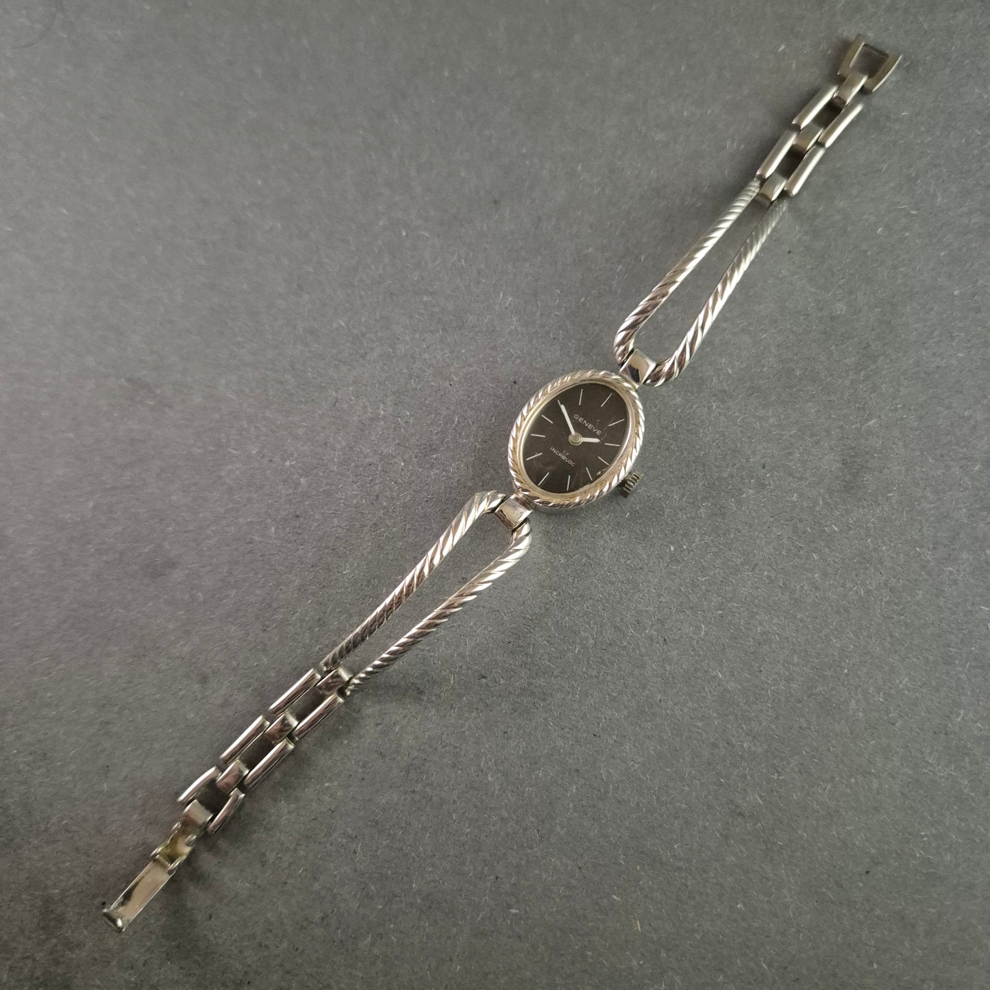 Elegante Geneva Damenarmbanduhr – Klassisches Design mit silbernem Armband