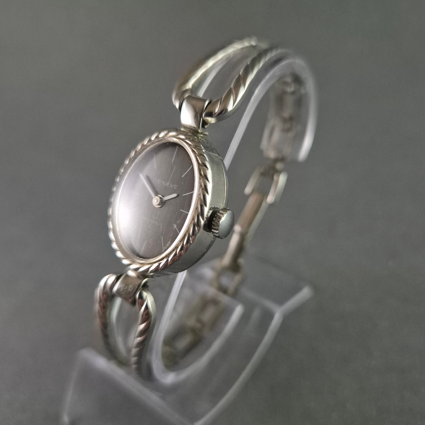 Elegante Geneva Damenarmbanduhr – Klassisches Design mit silbernem Armband