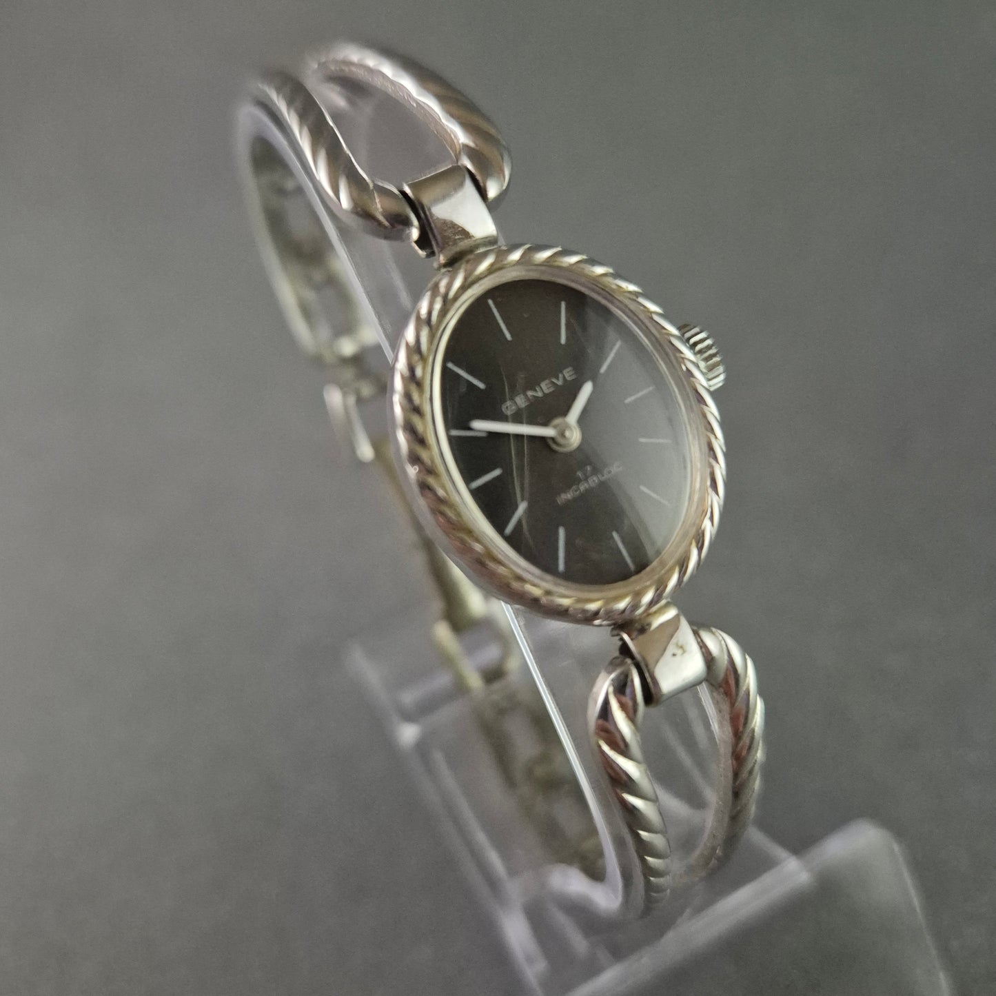 Elegante Geneva Damenarmbanduhr – Klassisches Design mit silbernem Armband