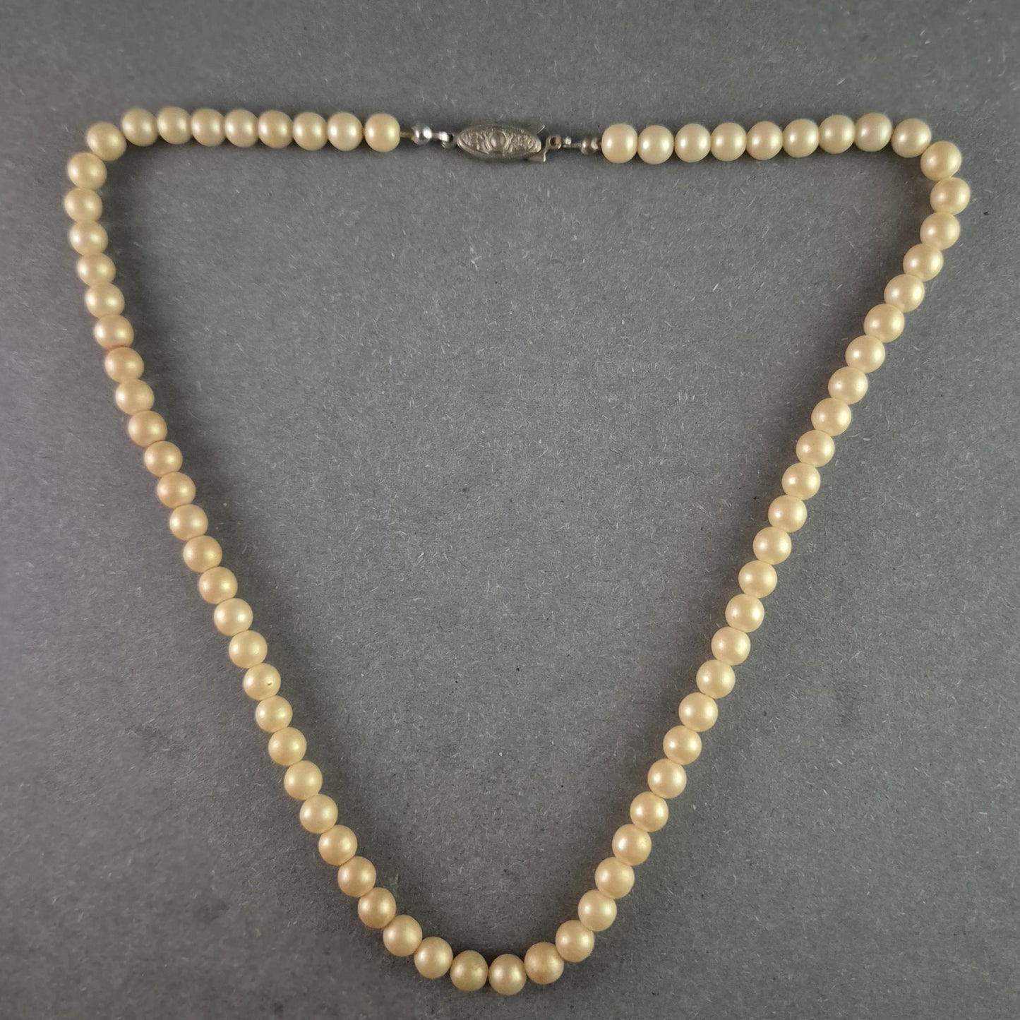 Elegante Vintage-Perlenkette von Y. Rocher – Fischverschluss