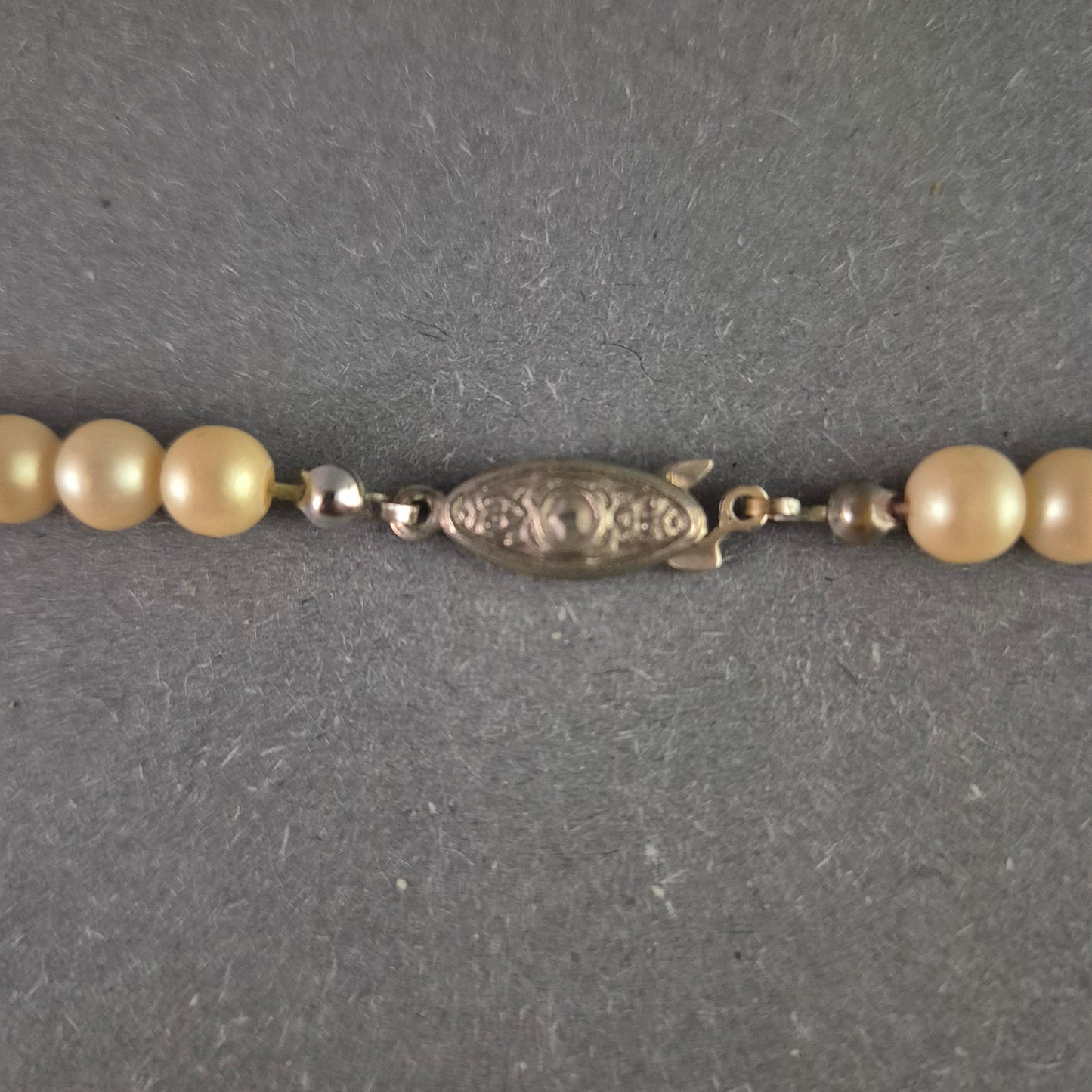 Elegante Vintage-Perlenkette von Y. Rocher – Fischverschluss