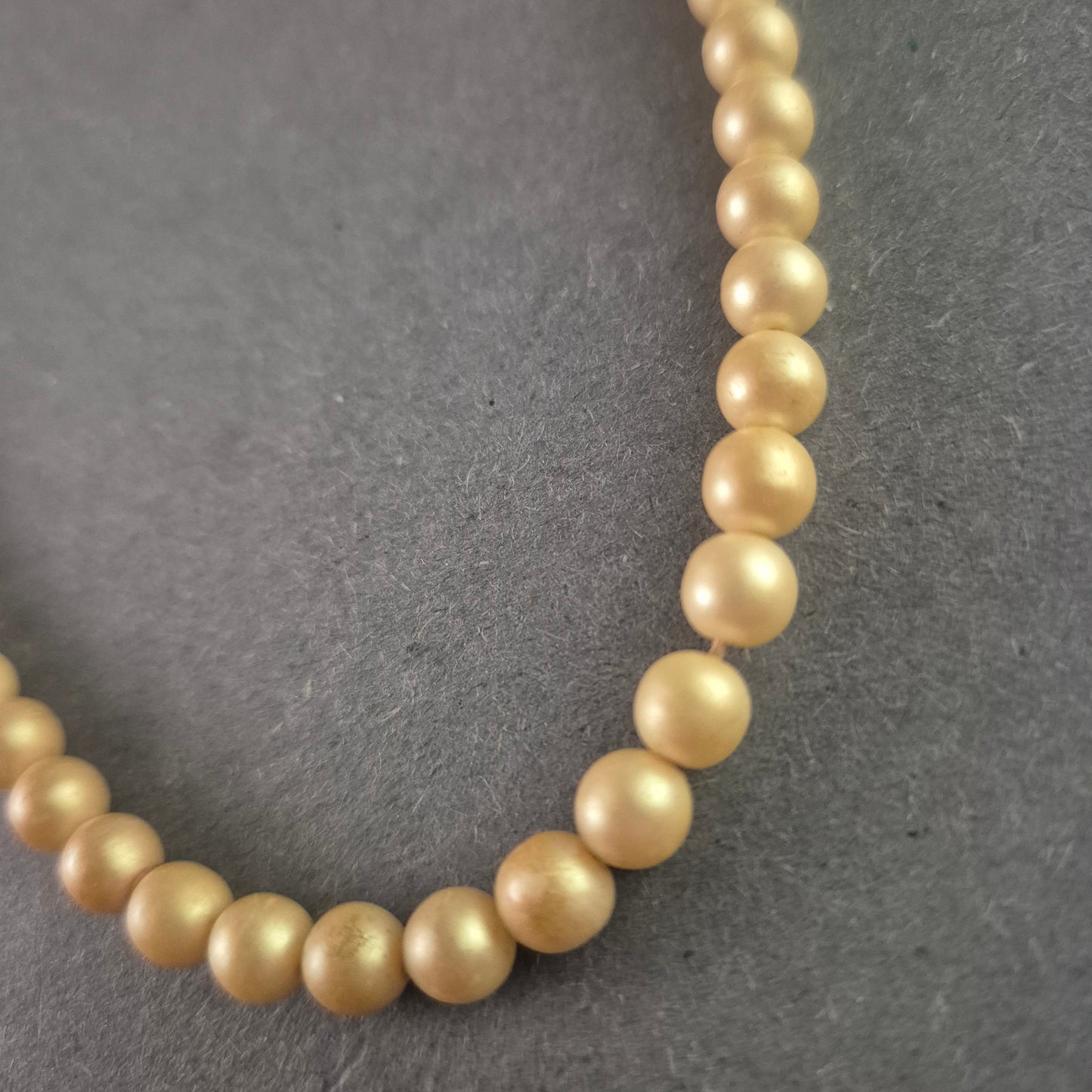 Elegante Vintage-Perlenkette von Y. Rocher – Fischverschluss