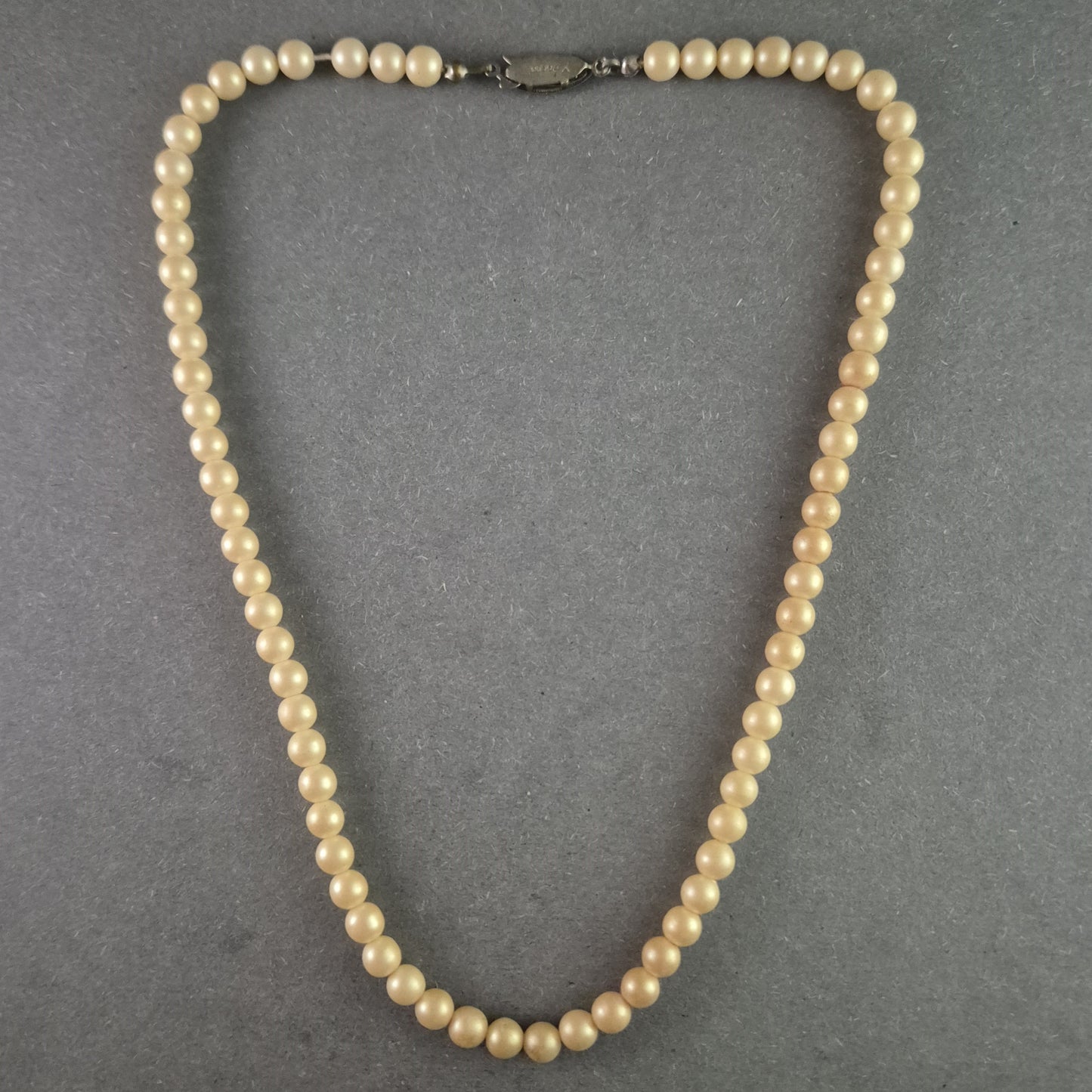 Elegante Vintage-Perlenkette von Y. Rocher – Fischverschluss