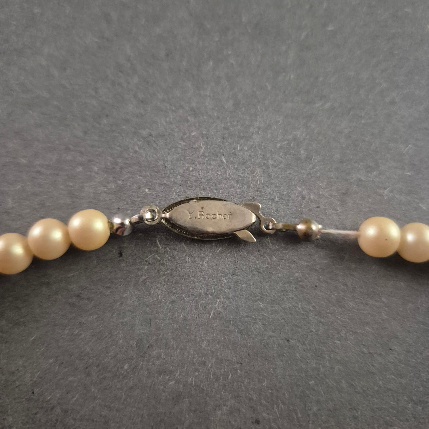 Elegante Vintage-Perlenkette von Y. Rocher – Fischverschluss