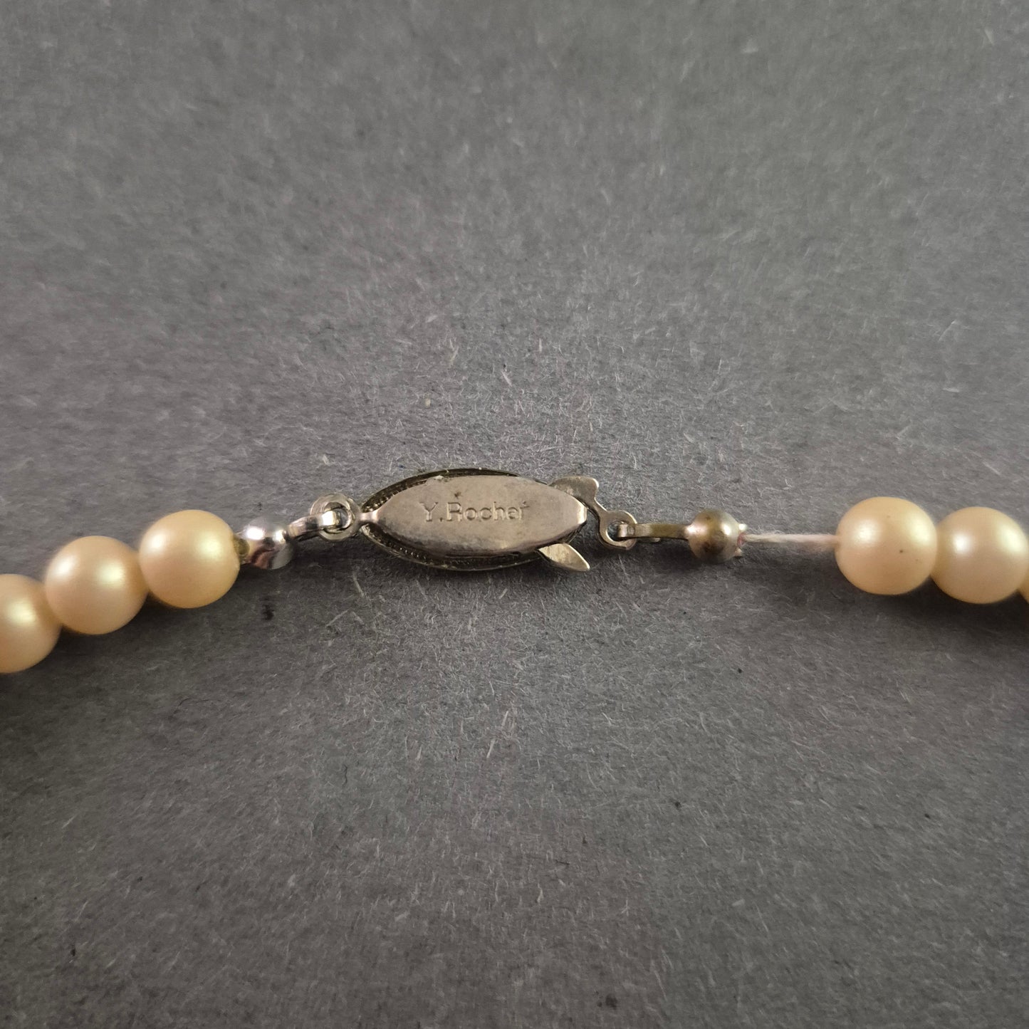 Elegante Vintage-Perlenkette von Y. Rocher – Fischverschluss