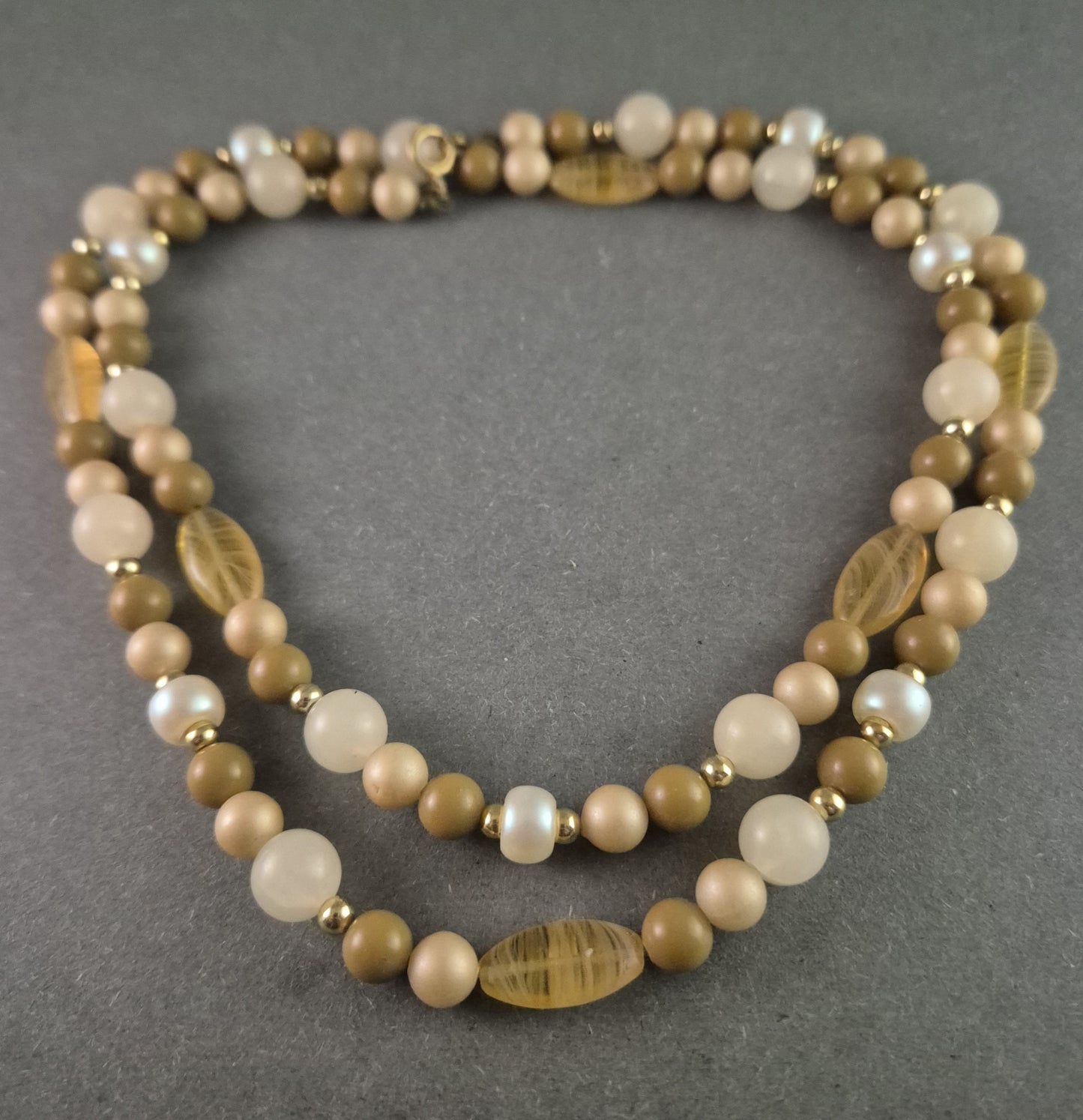 Vintage-Doppelstrang-Halskette mit Naturstein- und Glasperlen – Warme Erdtöne