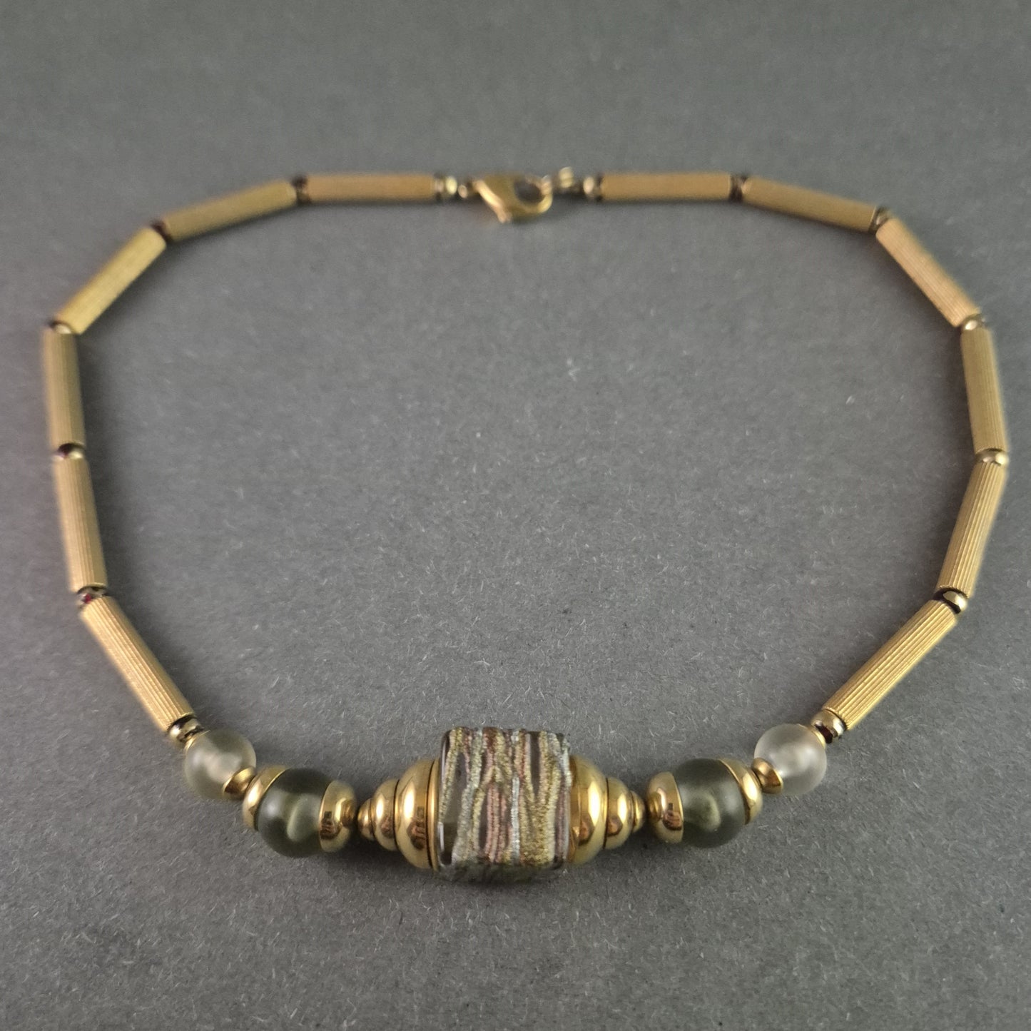 Vintage-Halskette mit goldfarbenen Röhrenelementen & Natursteinperle