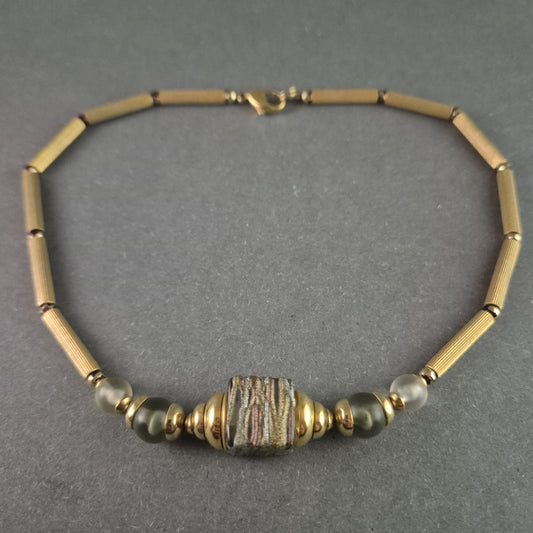 Vintage-Halskette mit goldfarbenen Röhrenelementen & Natursteinperle