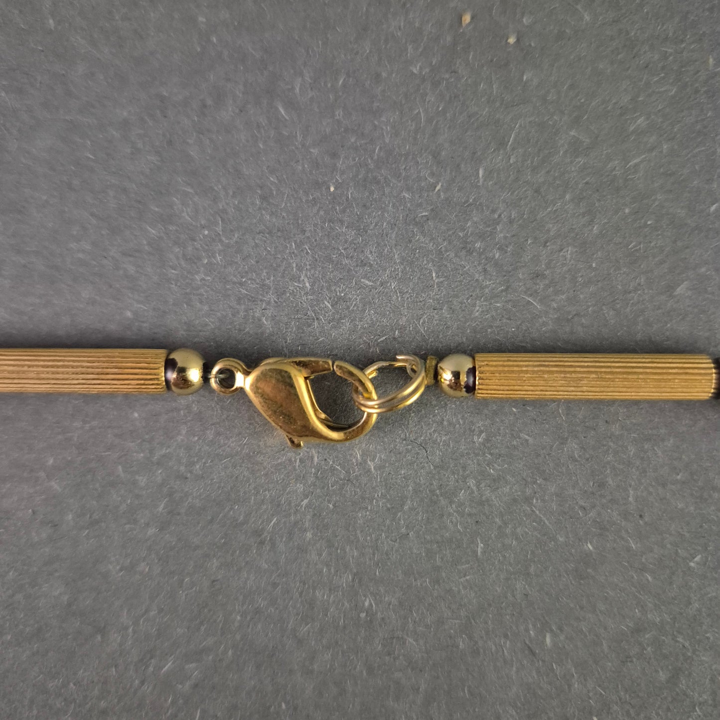 Vintage-Halskette mit goldfarbenen Röhrenelementen & Natursteinperle