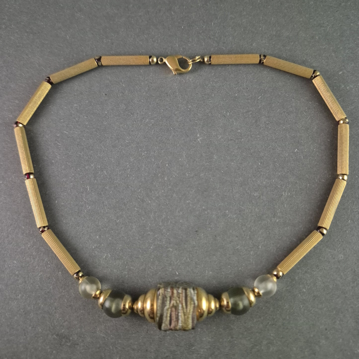 Vintage-Halskette mit goldfarbenen Röhrenelementen & Natursteinperle