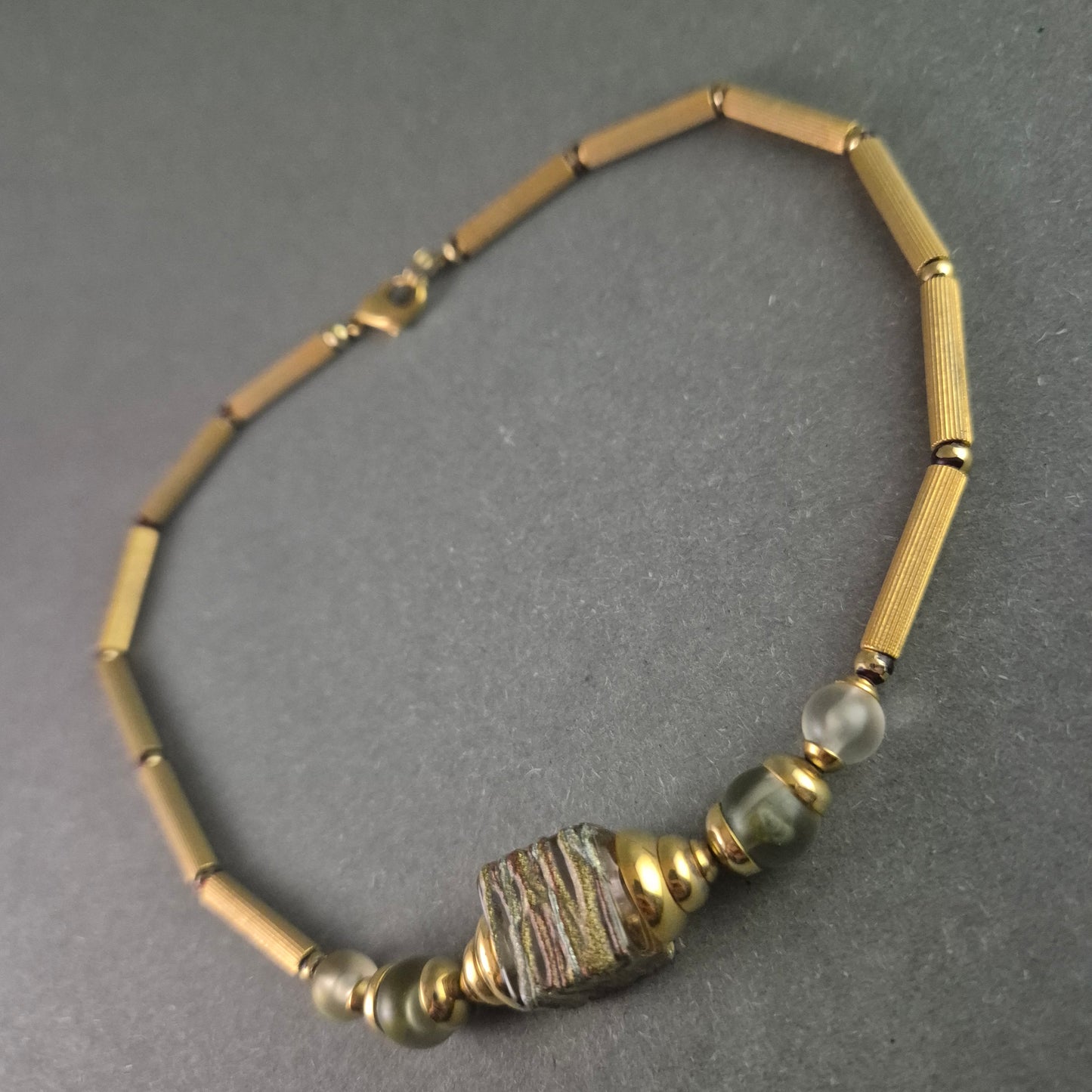 Vintage-Halskette mit goldfarbenen Röhrenelementen & Natursteinperle