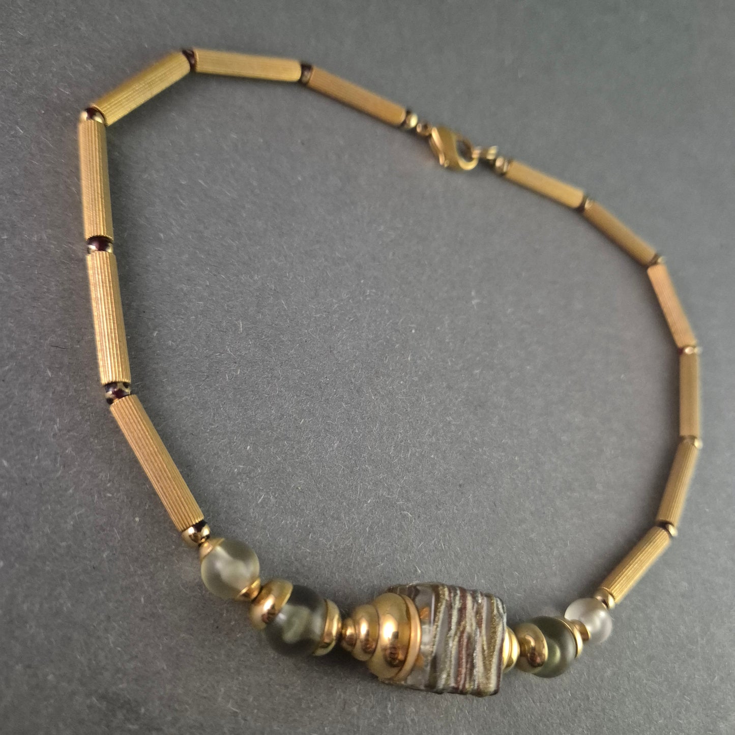Vintage-Halskette mit goldfarbenen Röhrenelementen & Natursteinperle
