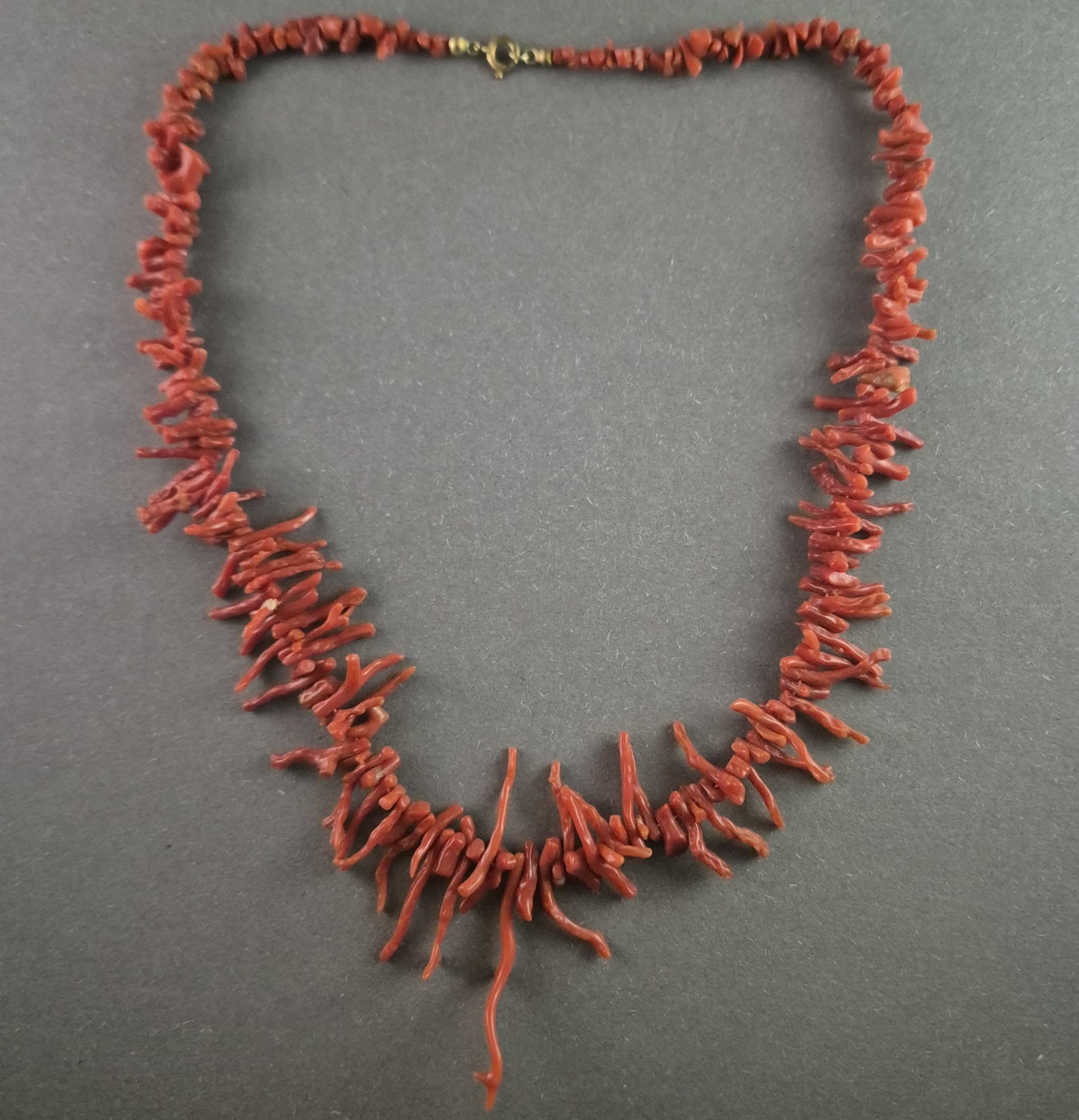 Elegante Vintage-Kette mit roter Ast-Optik – Naturinspirierter Stil