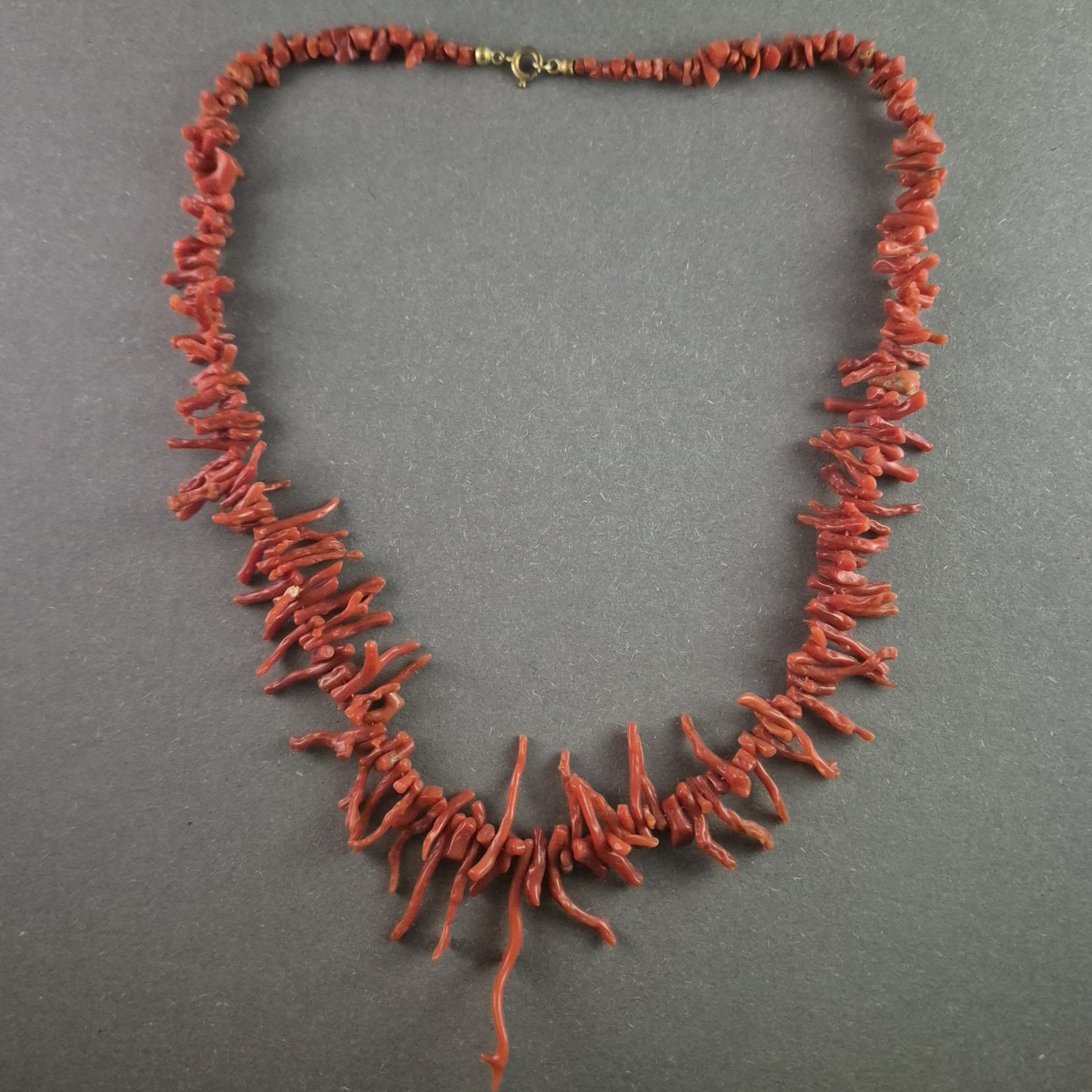 Elegante Vintage-Kette mit roter Ast-Optik – Naturinspirierter Stil