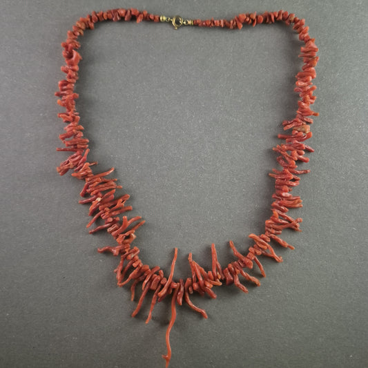 Elegante Vintage-Kette mit roter Ast-Optik – Naturinspirierter Stil