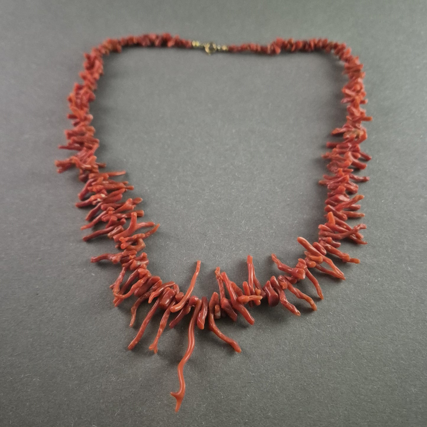 Elegante Vintage-Kette mit roter Ast-Optik – Naturinspirierter Stil