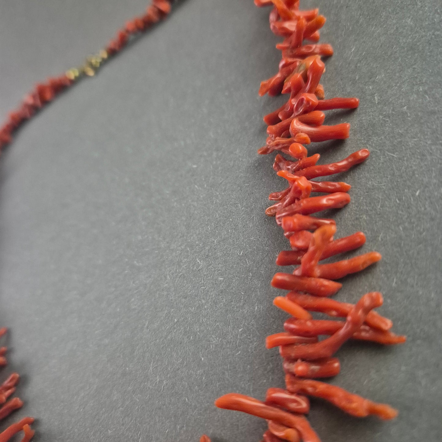 Elegante Vintage-Kette mit roter Ast-Optik – Naturinspirierter Stil