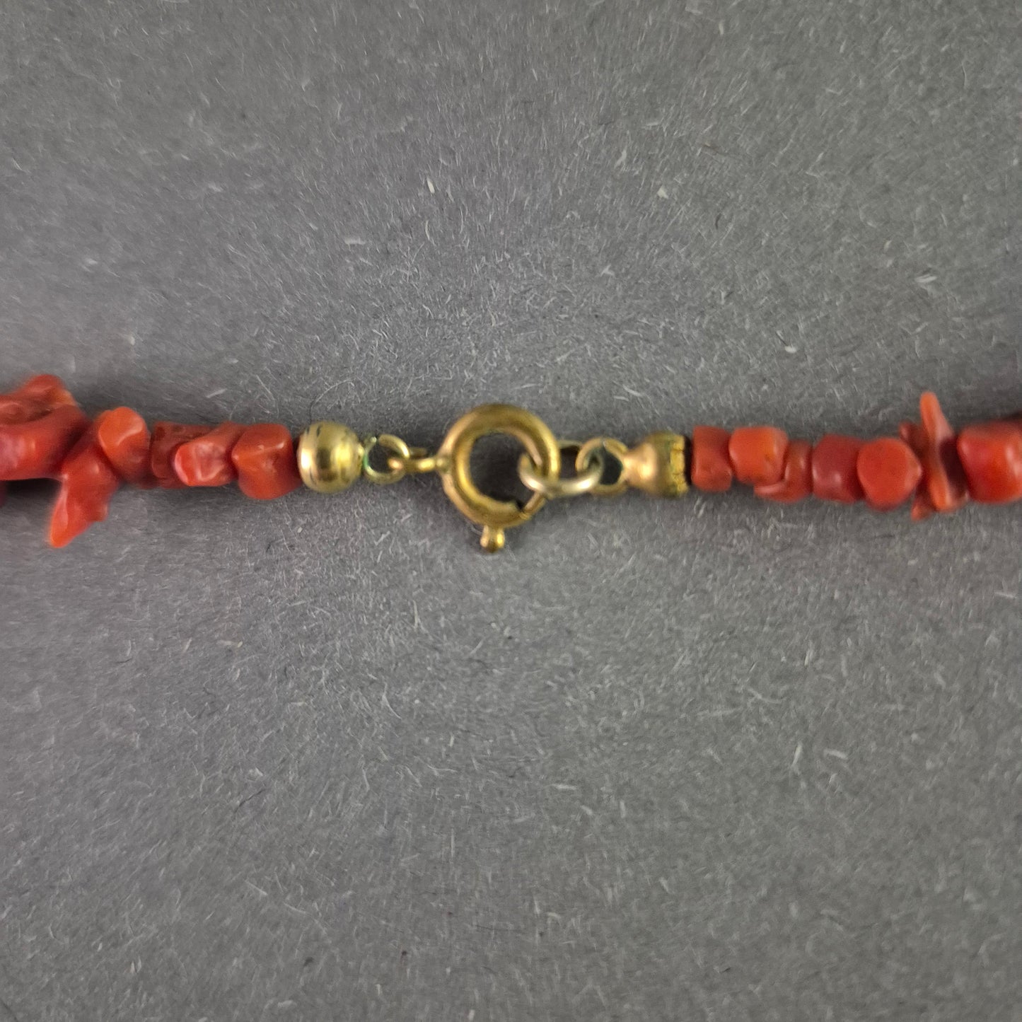 Elegante Vintage-Kette mit roter Ast-Optik – Naturinspirierter Stil