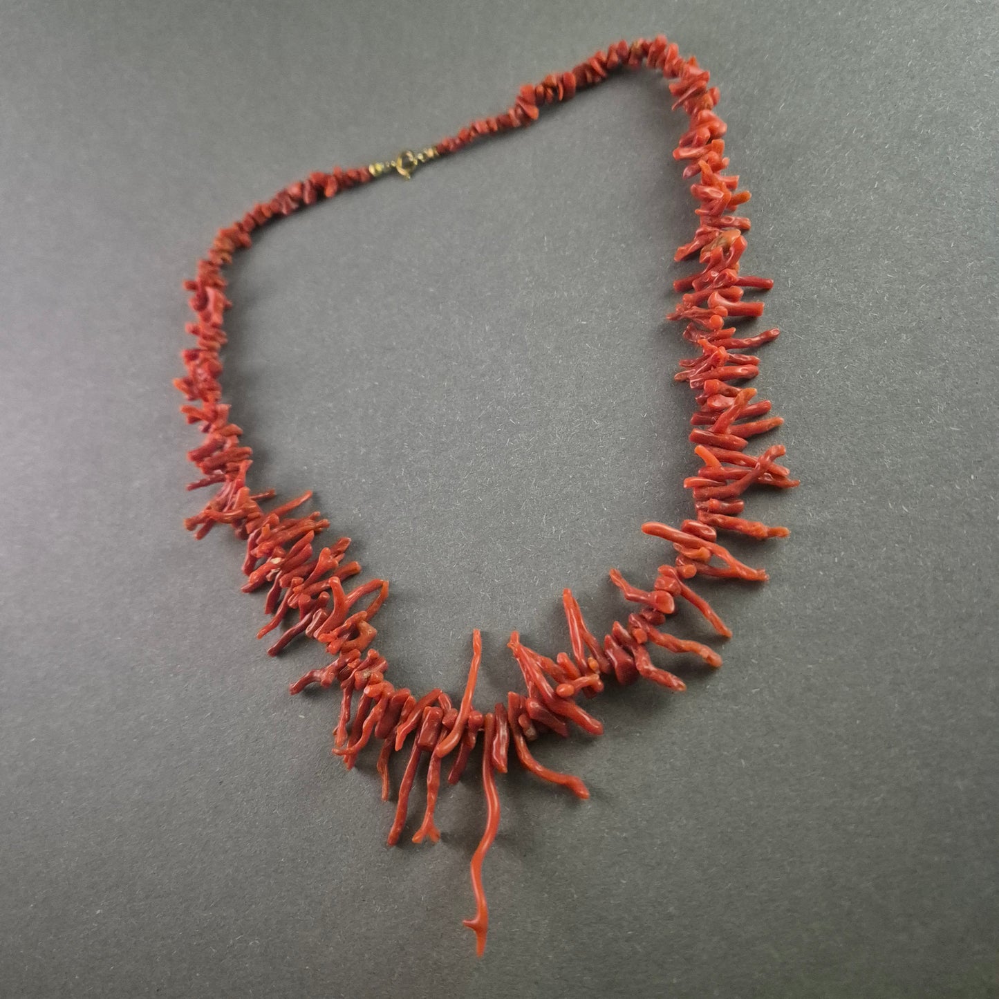 Elegante Vintage-Kette mit roter Ast-Optik – Naturinspirierter Stil