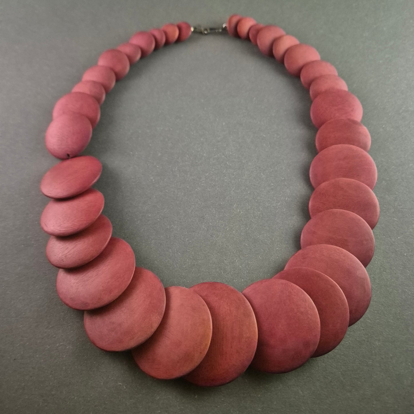 Vintage Statement-Halskette – Eleganter Rotton mit Holzoptik