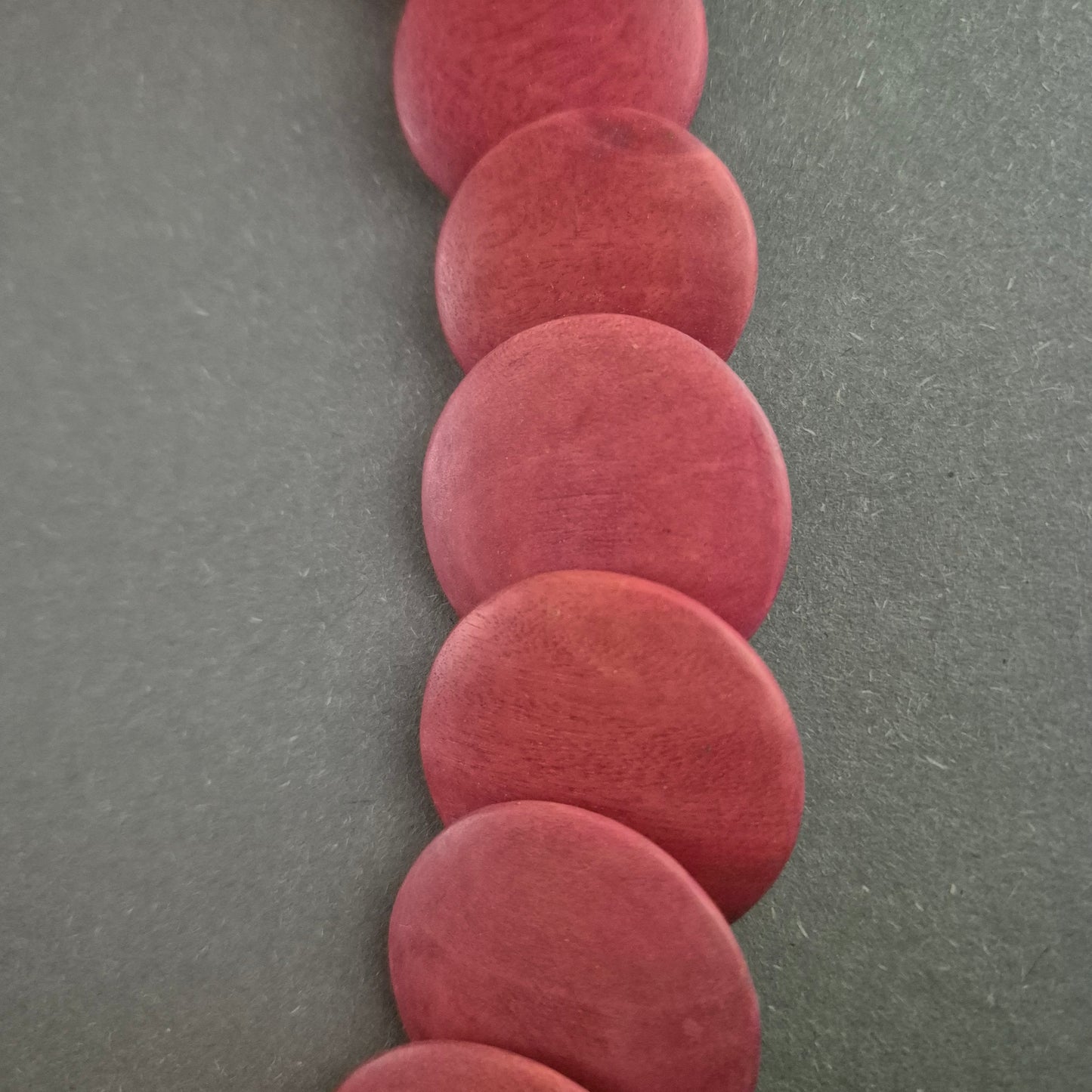 Vintage Statement-Halskette – Eleganter Rotton mit Holzoptik