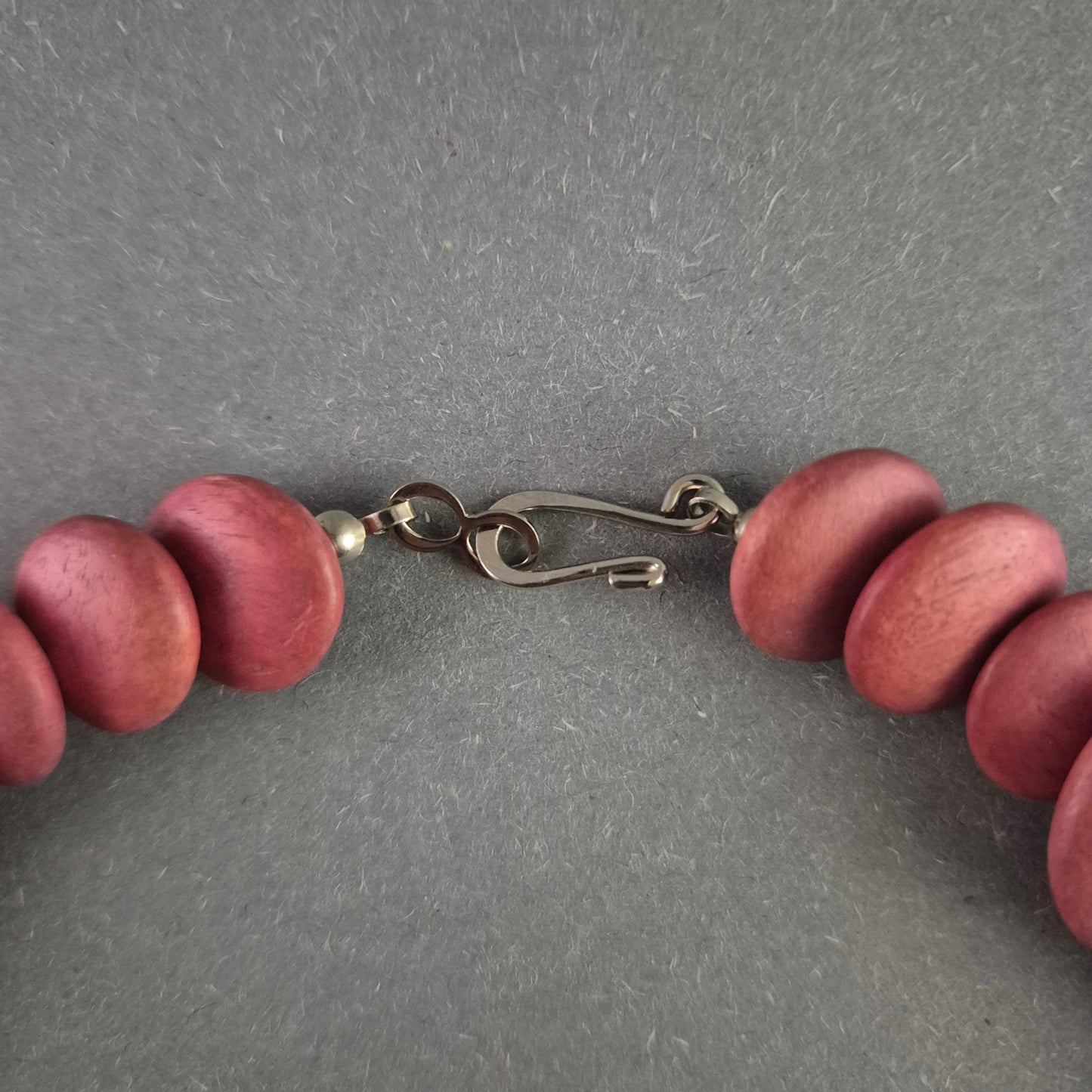 Vintage Statement-Halskette – Eleganter Rotton mit Holzoptik