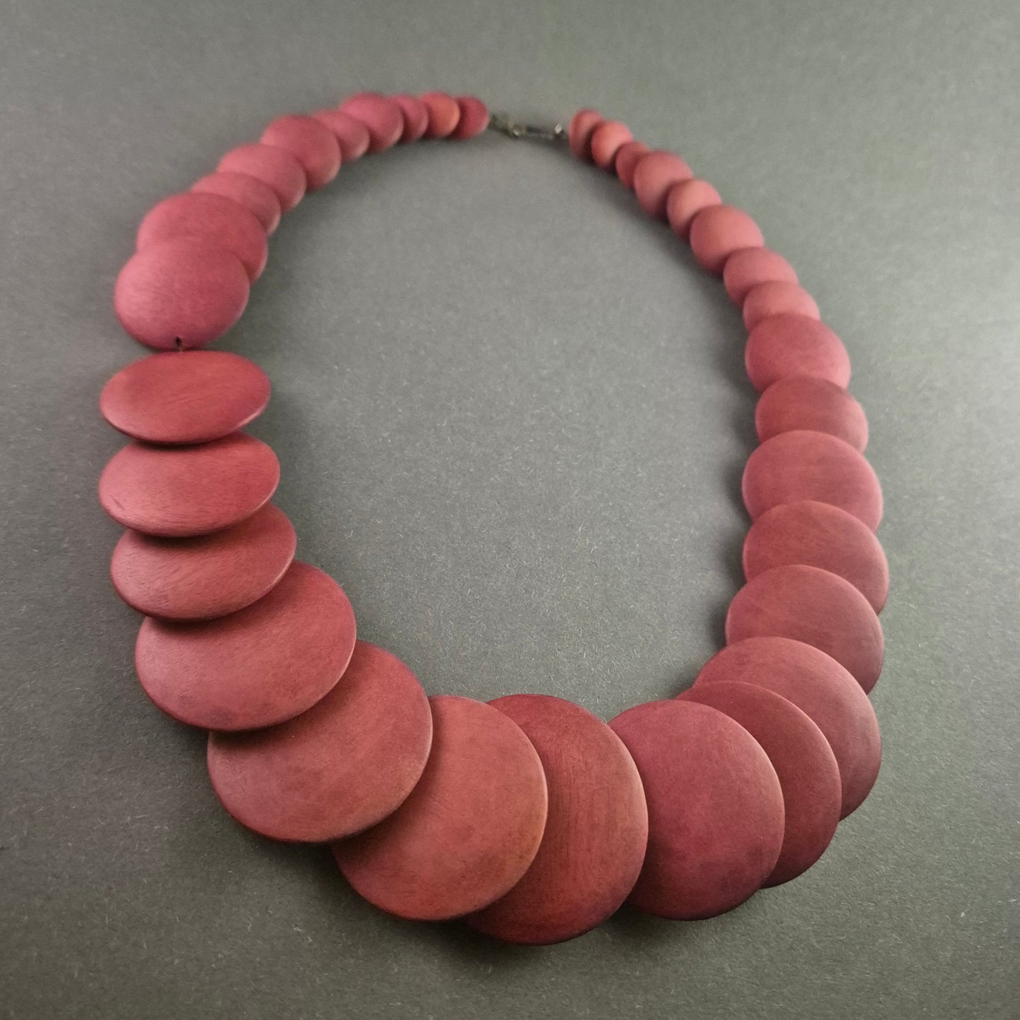 Vintage Statement-Halskette – Eleganter Rotton mit Holzoptik