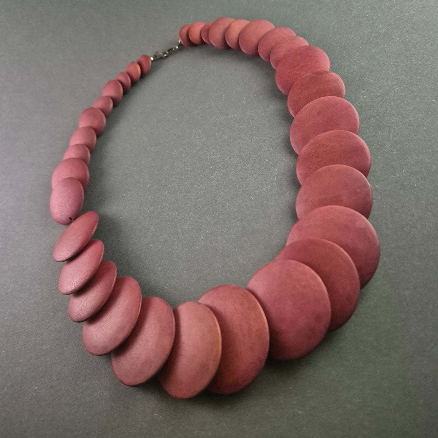Vintage Statement-Halskette – Eleganter Rotton mit Holzoptik