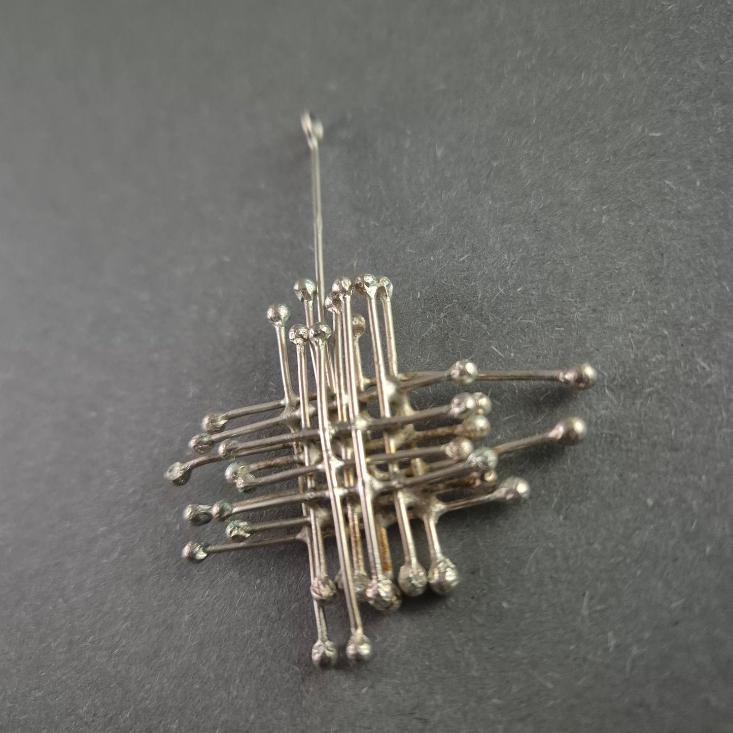 Vintage Modernistische Silber-Brosche – Kunstvolle Designarbeit