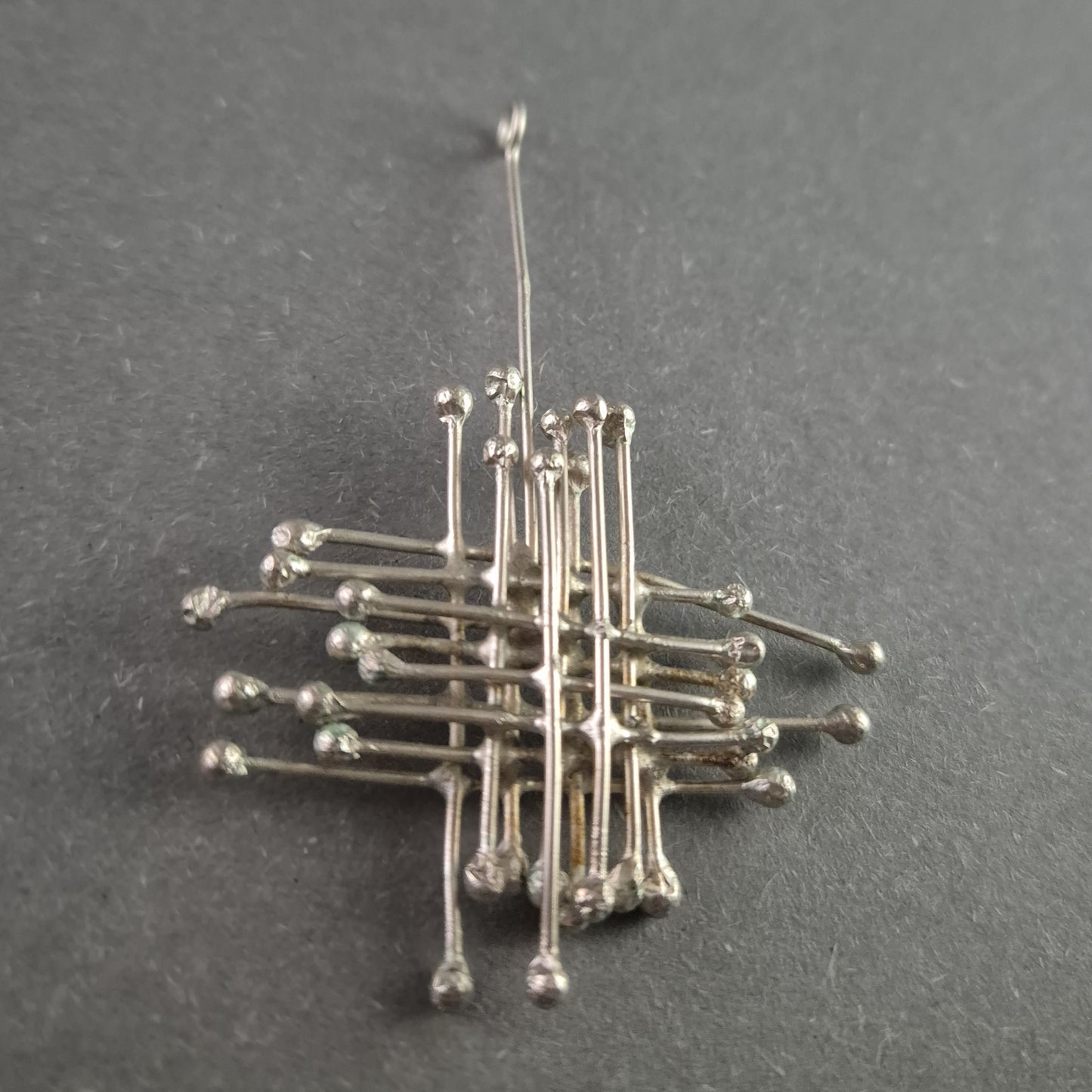 Vintage Modernistische Silber-Brosche – Kunstvolle Designarbeit