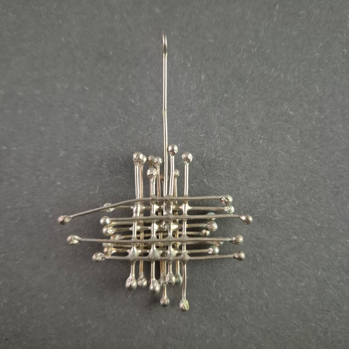 Vintage Modernistische Silber-Brosche – Kunstvolle Designarbeit