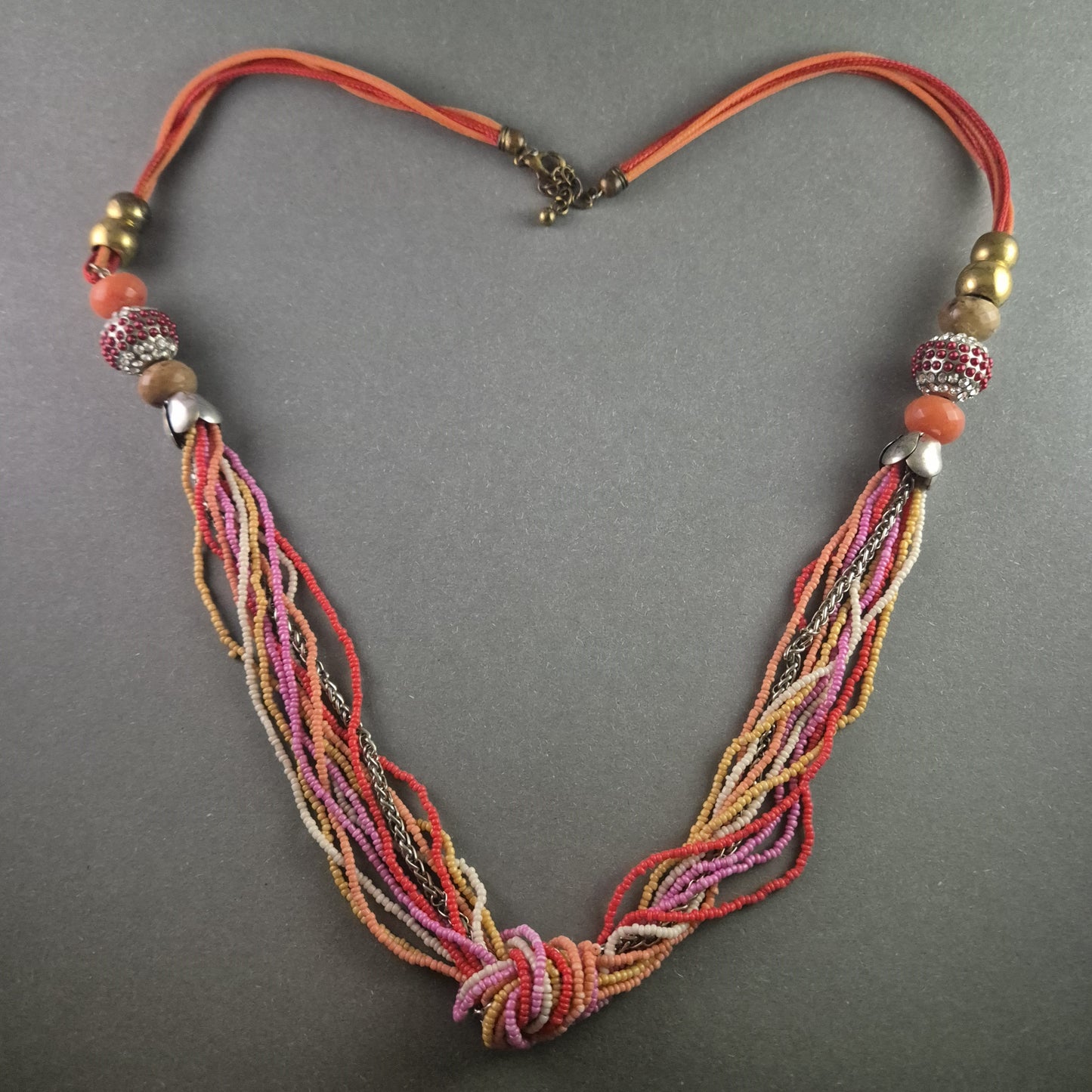 Boho Perlenkette – Farbintensives Design mit verspielten Details