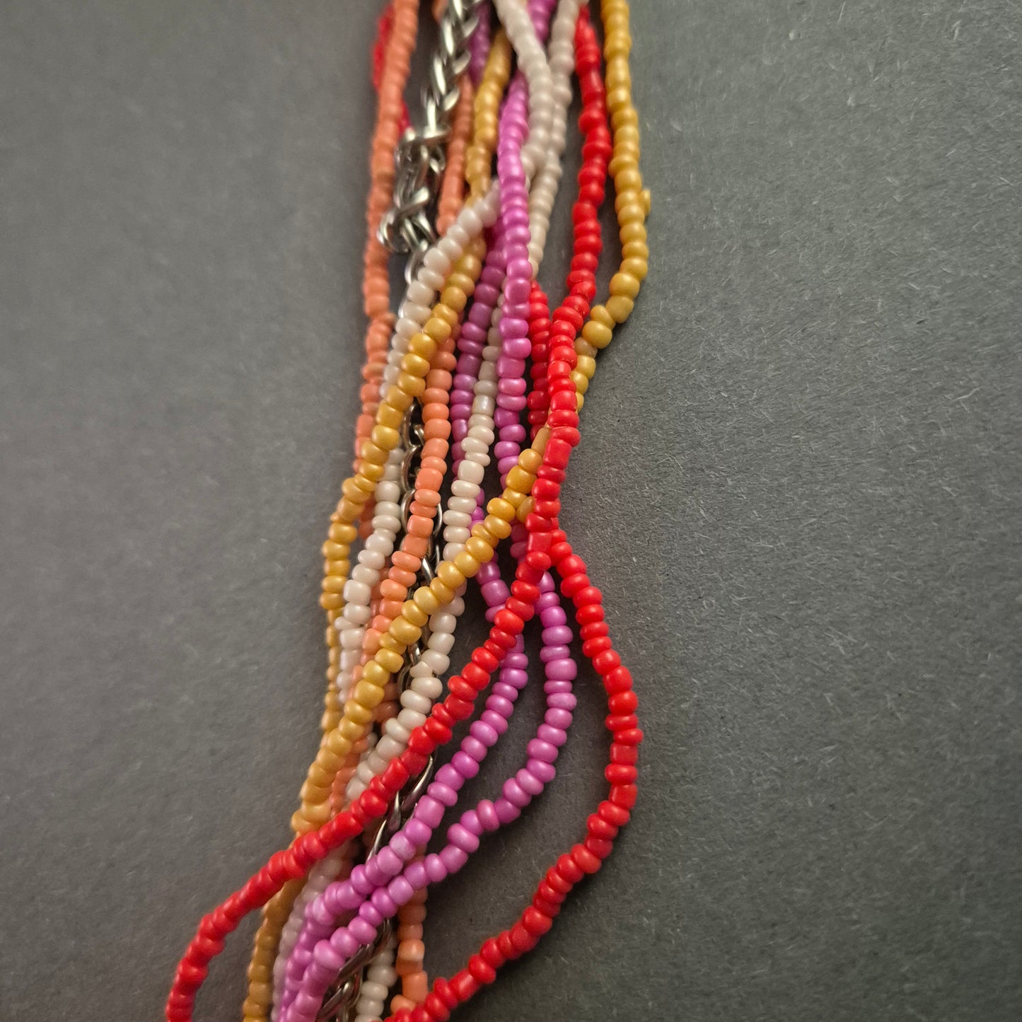 Boho Perlenkette – Farbintensives Design mit verspielten Details