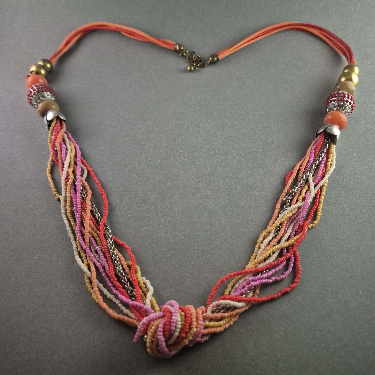 Boho Perlenkette – Farbintensives Design mit verspielten Details