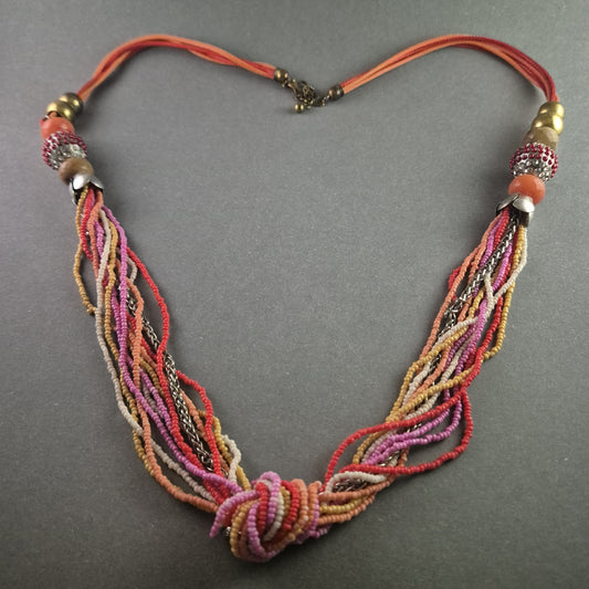 Boho Perlenkette – Farbintensives Design mit verspielten Details
