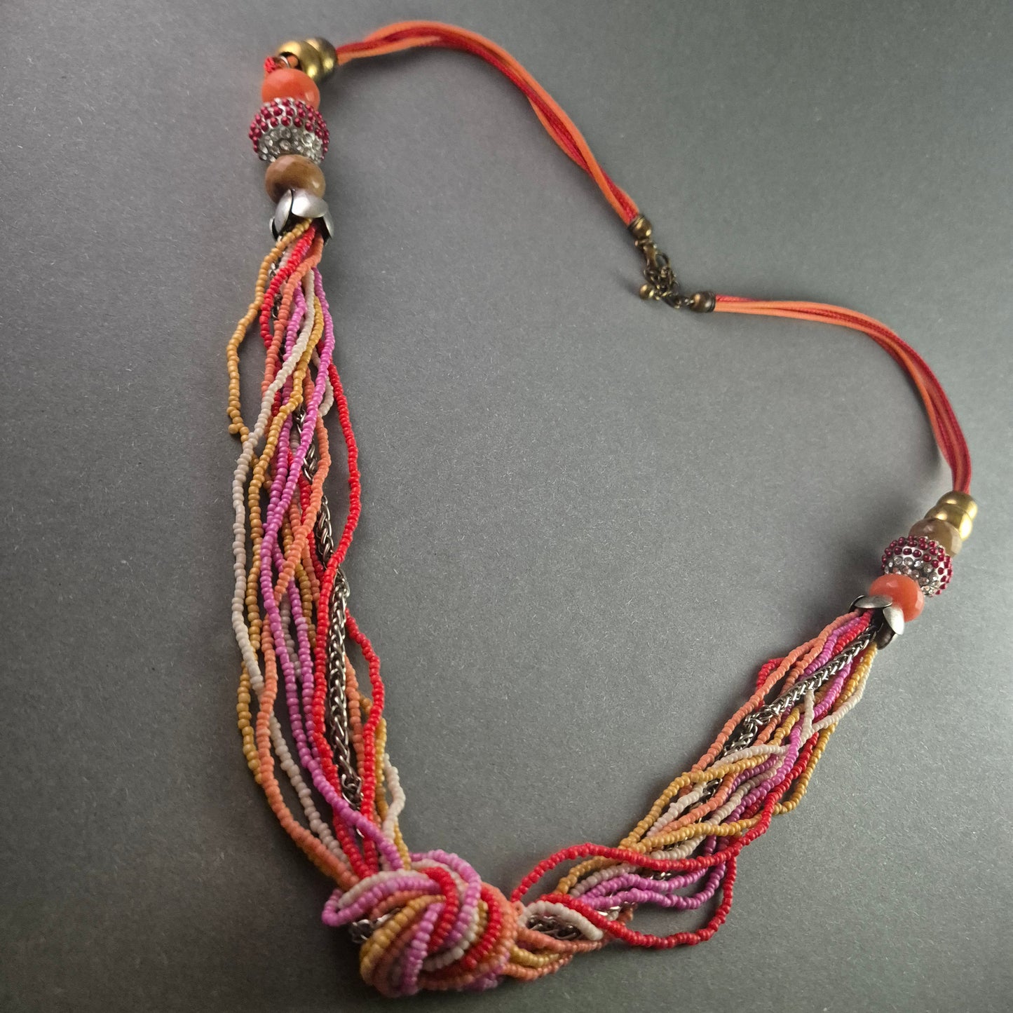 Boho Perlenkette – Farbintensives Design mit verspielten Details