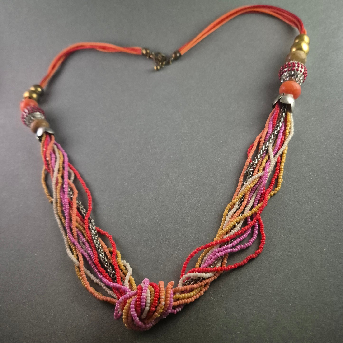 Boho Perlenkette – Farbintensives Design mit verspielten Details