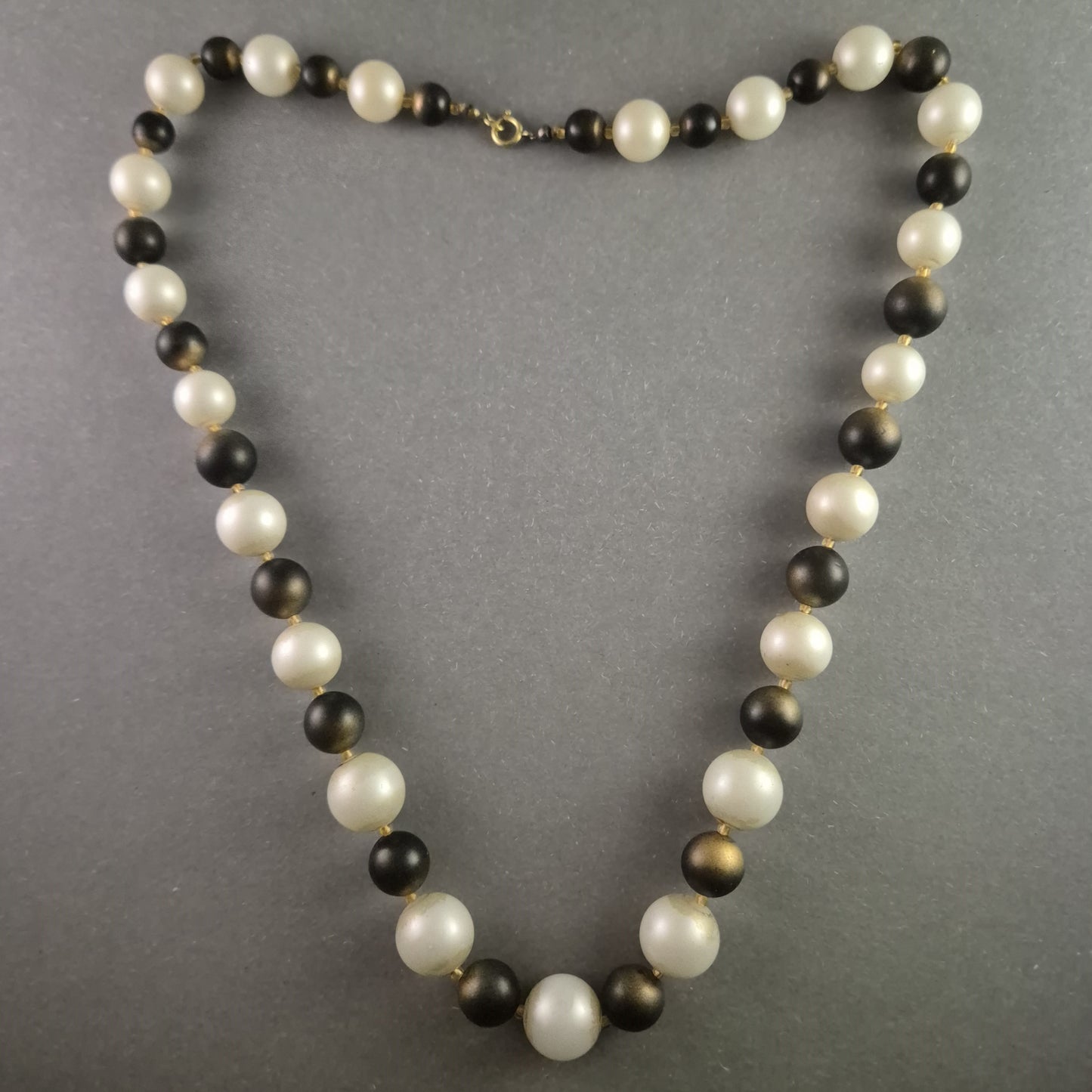 Elegante Perlenkette – Klassisches Schwarz-Weiß Design