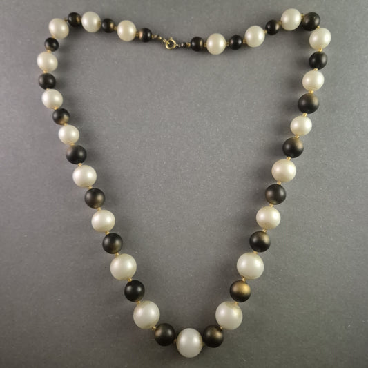 Elegante Perlenkette – Klassisches Schwarz-Weiß Design
